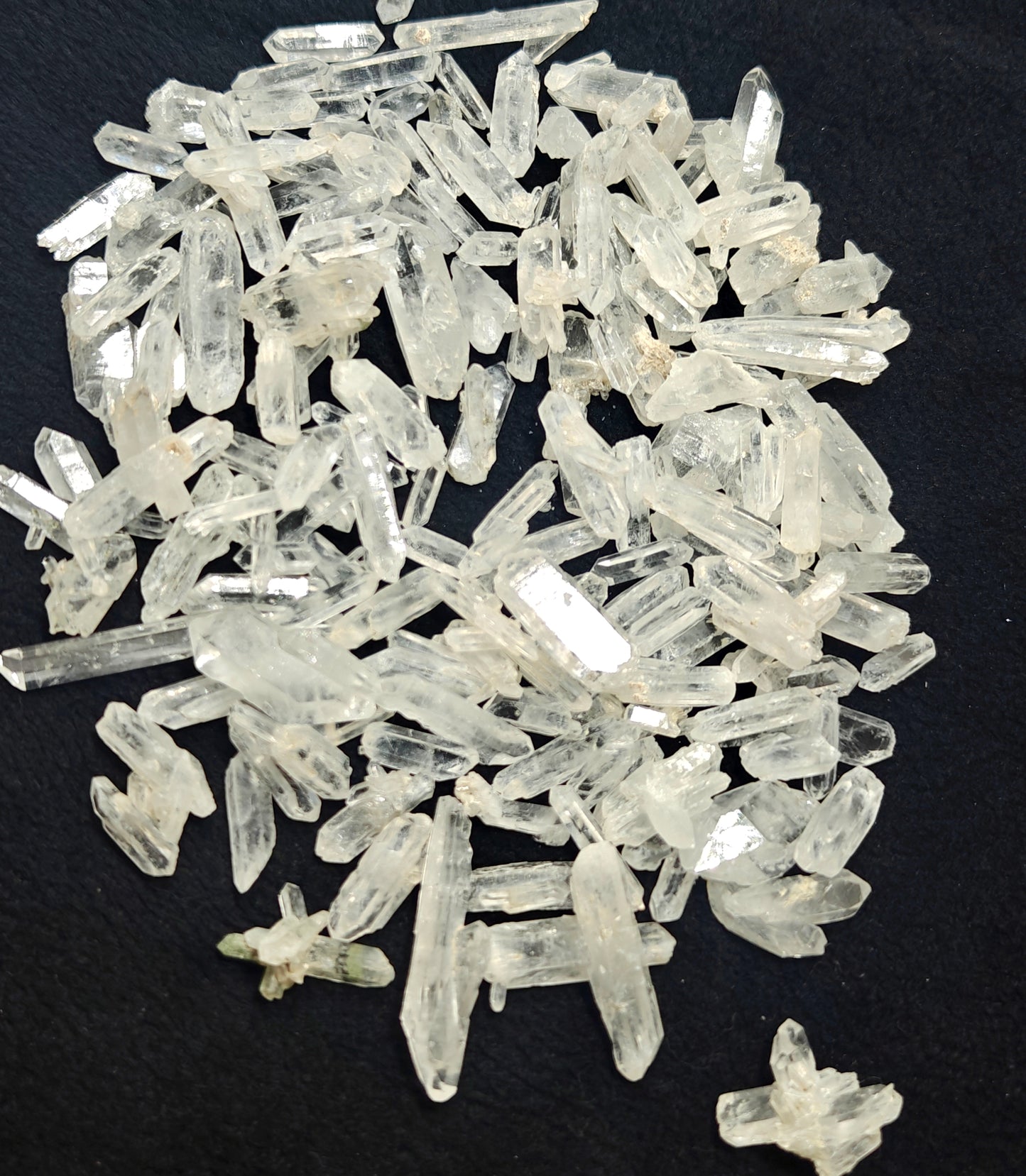 An amazing lot of clear quartz crystals 270 grams