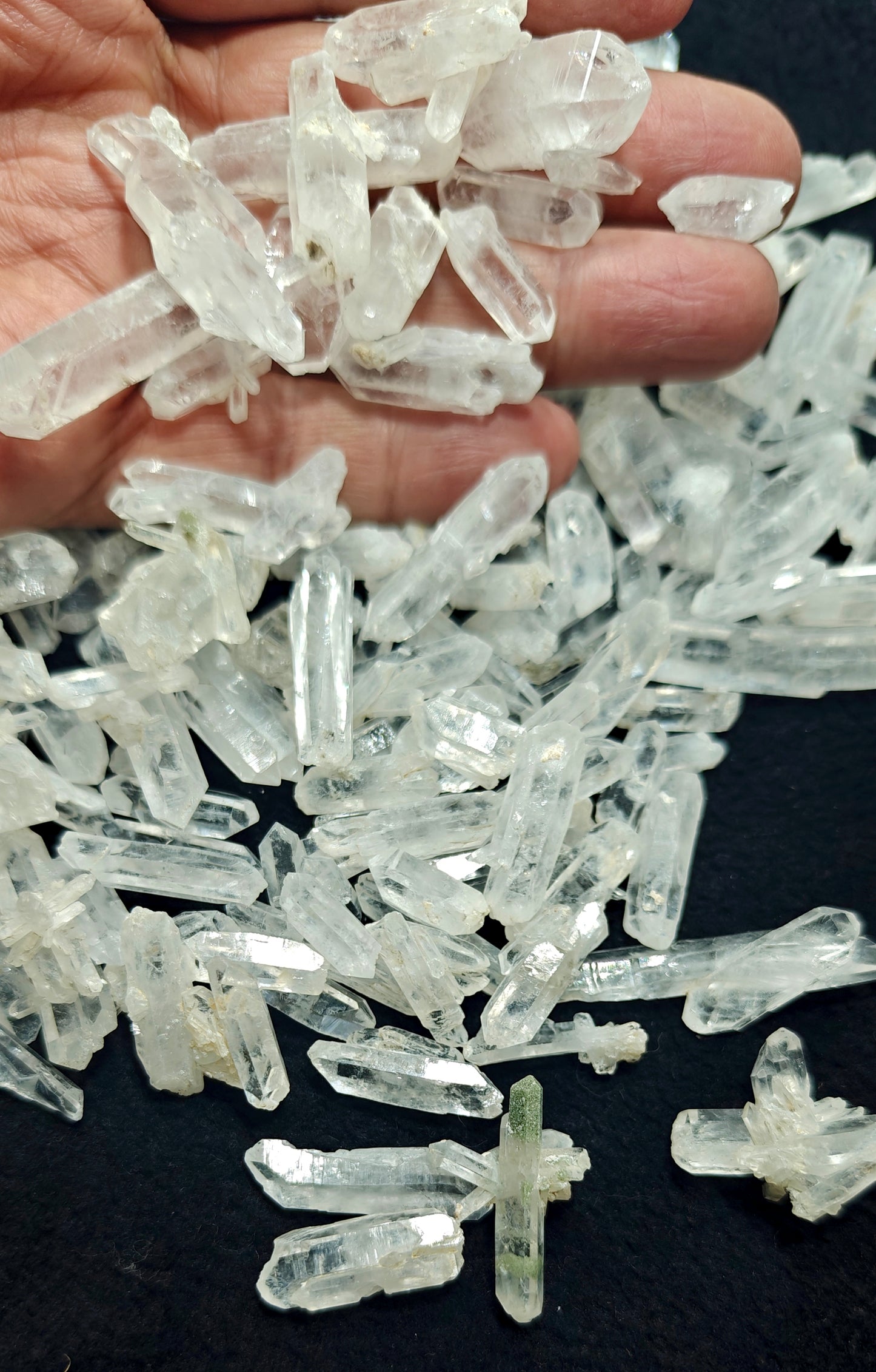 An amazing lot of clear quartz crystals 270 grams