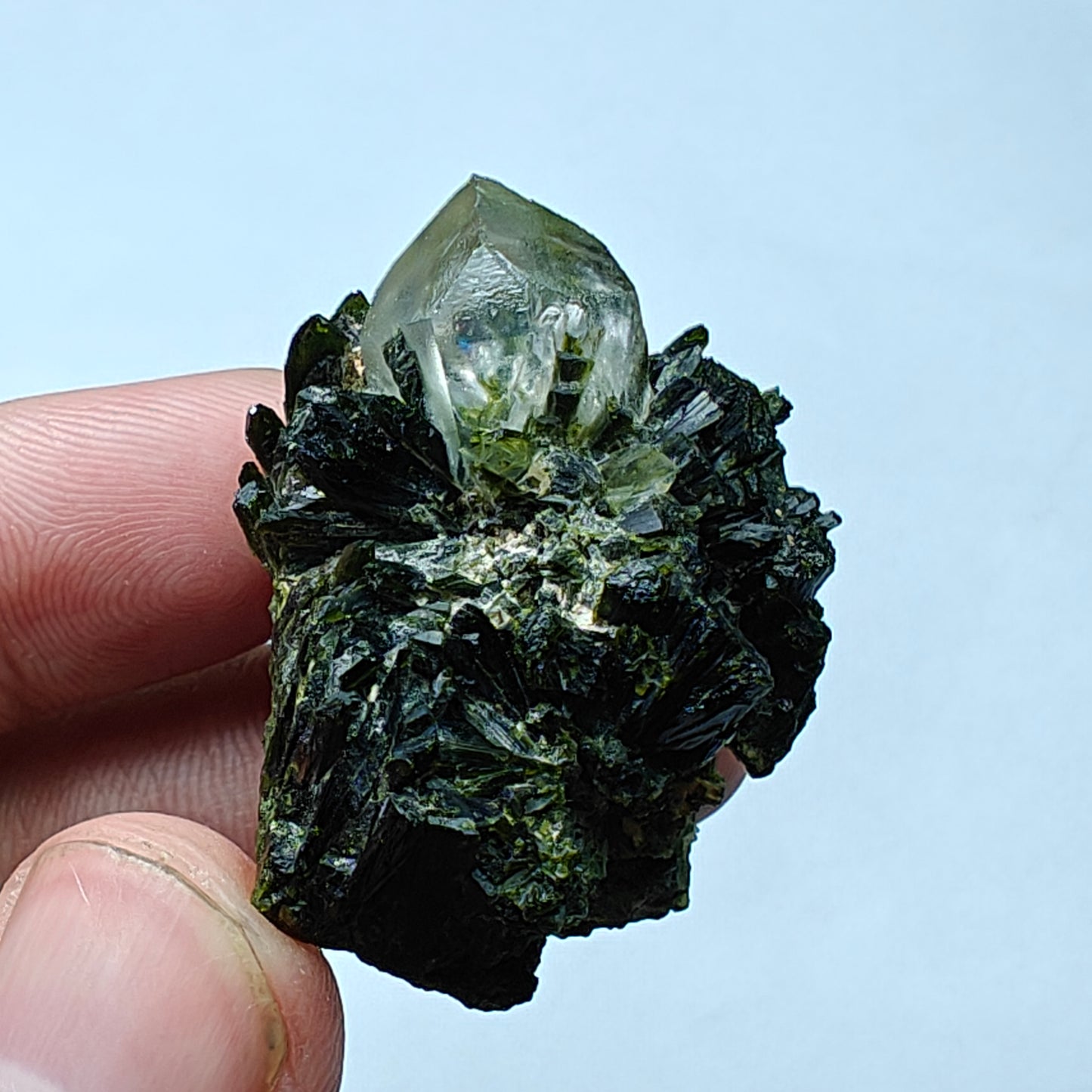 Natural Quartz with epidote 32 grams