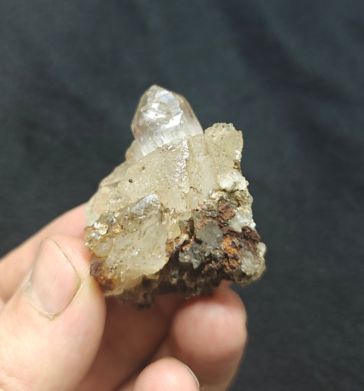 Natural Quartz with siderite 41 grams