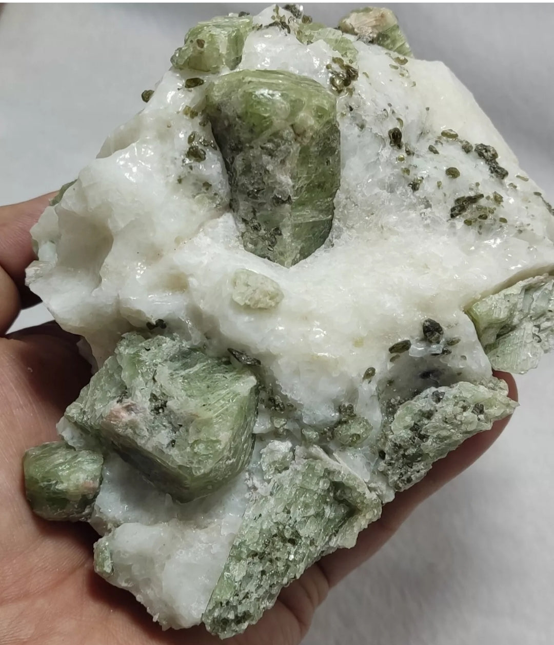 Green diopside crystals on matrix with mica 1067 grams