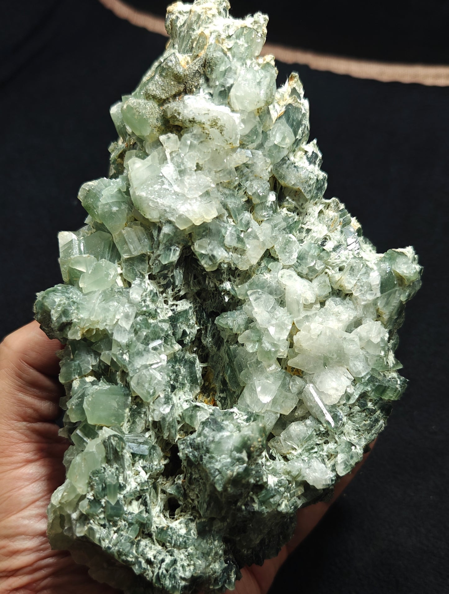 Periclene Albite with byss-olite inclusions 1300 grams