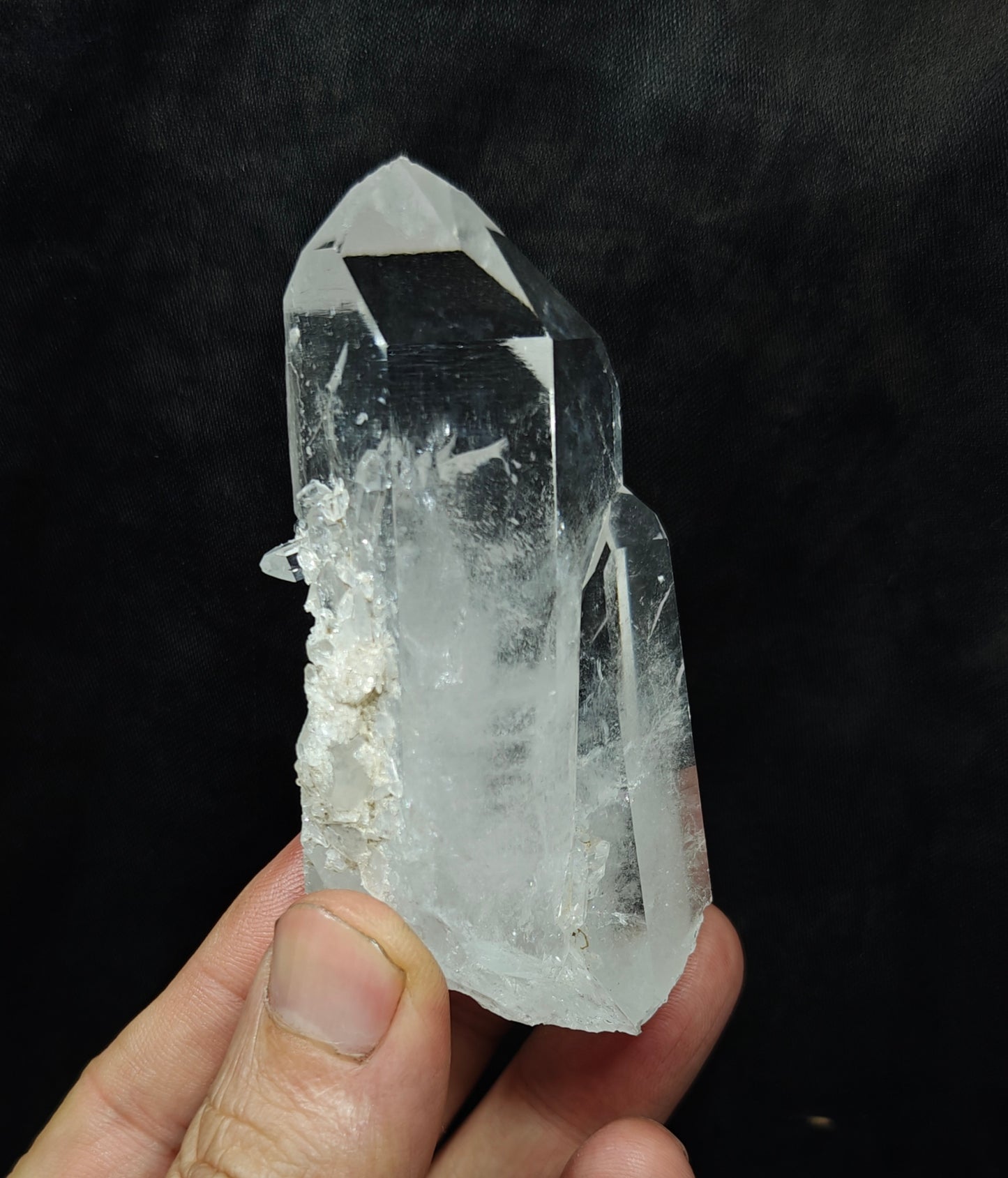An amazing terminated twin Quartz Crystals specimen 142 grams
