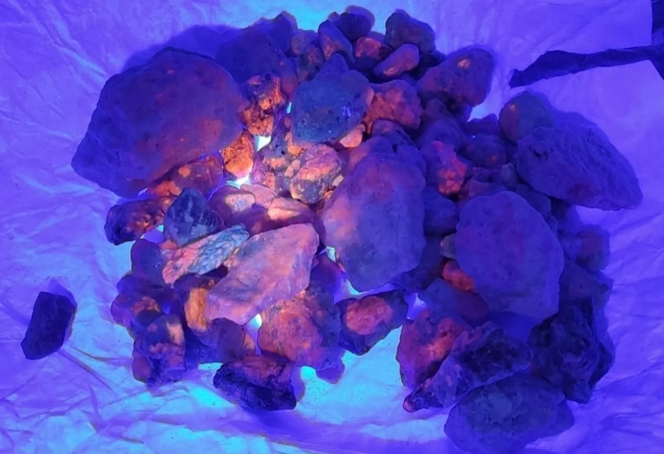 1000 grams fluorescent Hackmanite