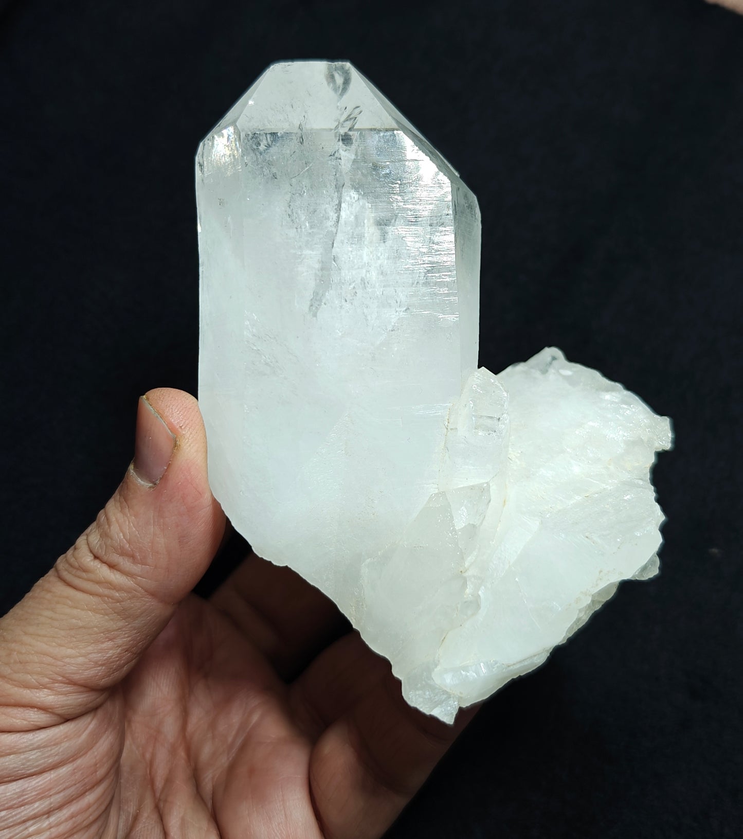 An amazing specimen of Quartz Crystals cluster self standing specimen 515 grams