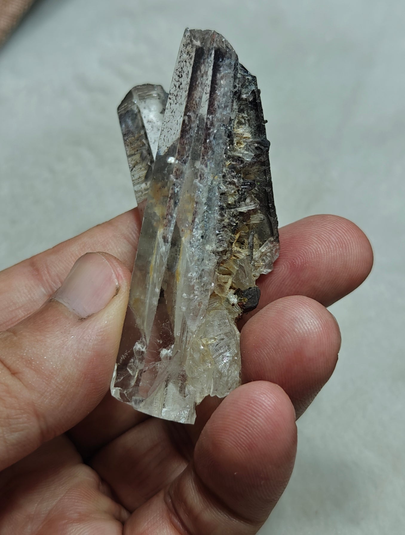 An amazing lodolite quartz twin crystals specimen 56 grams