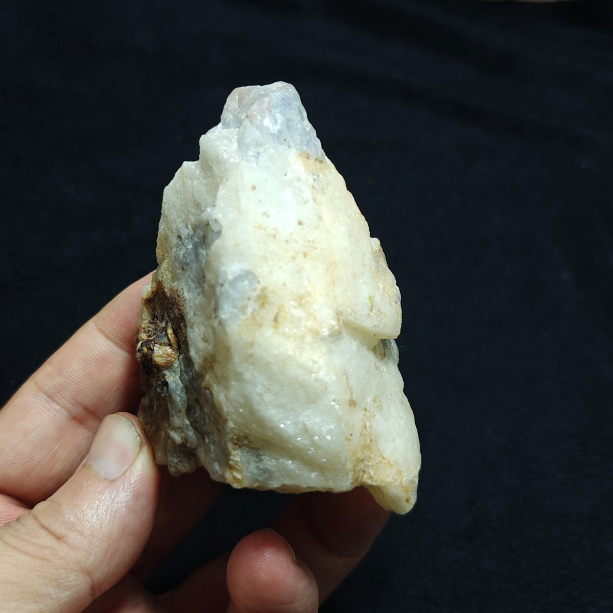 UV reactive tenebrescent Fluorescent Hackmanite 281 grams