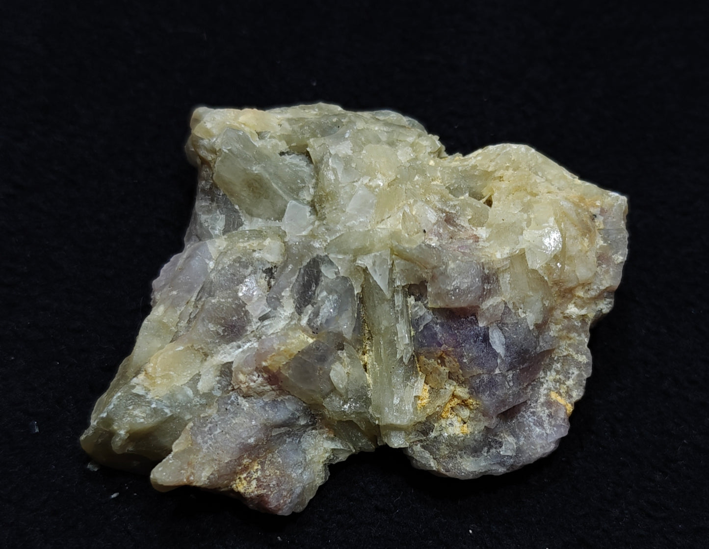 UV reactive tenebrescent Fluorescent Hackmanite with Richterite 143 grams