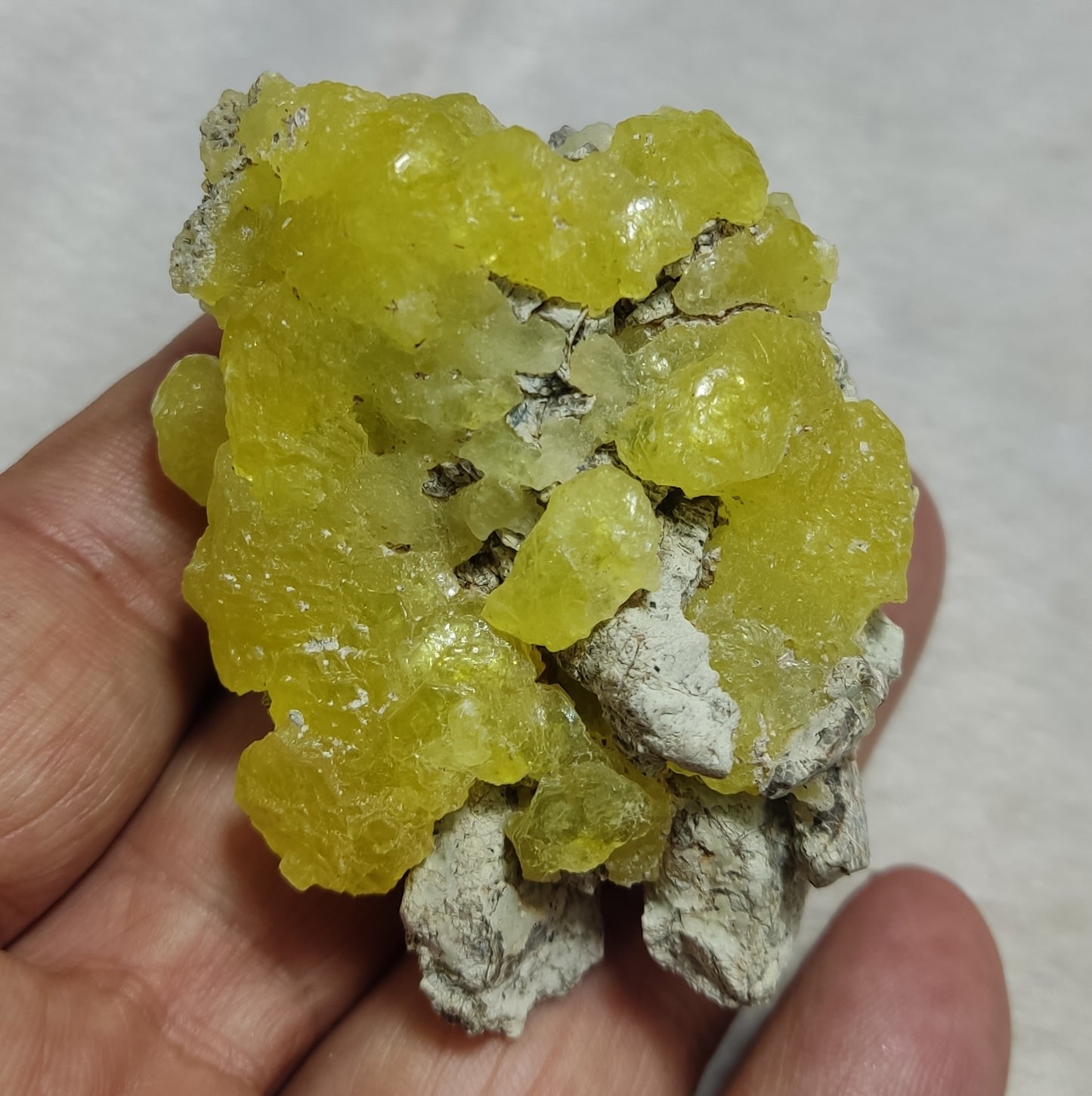 Natural yellow color Brucite 88 grams