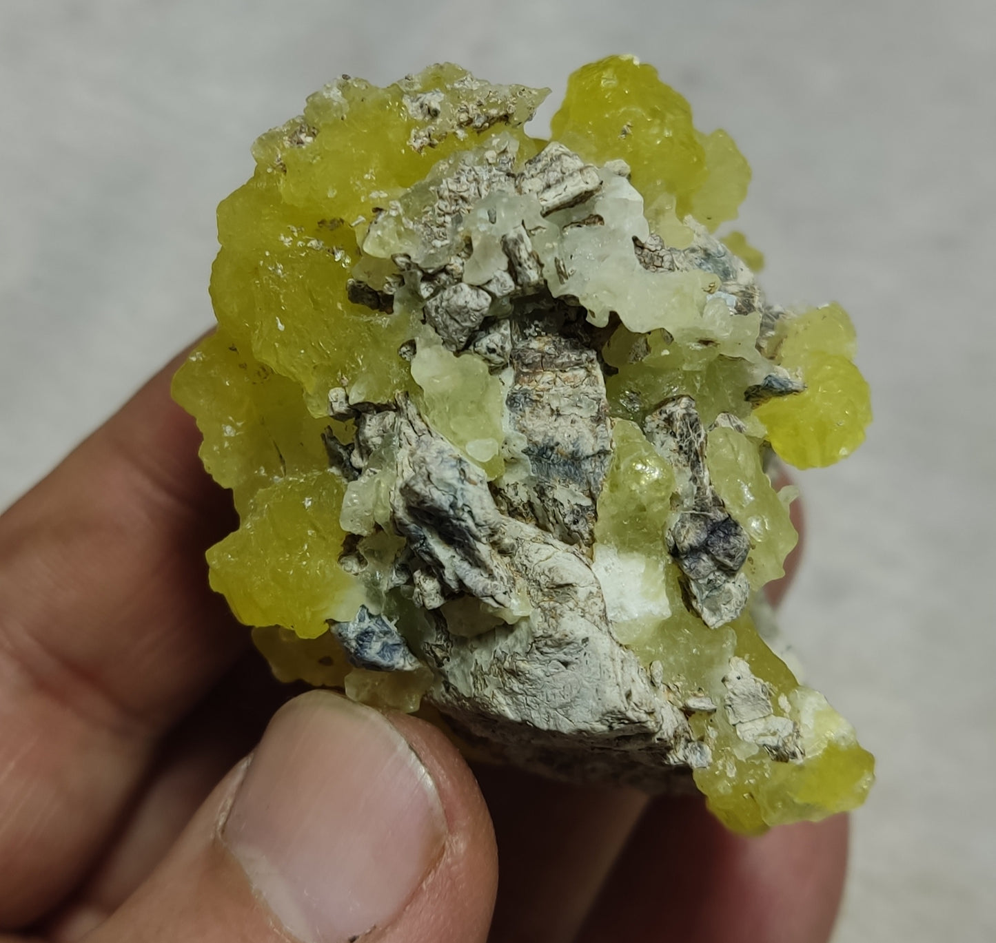 Natural yellow color Brucite 88 grams