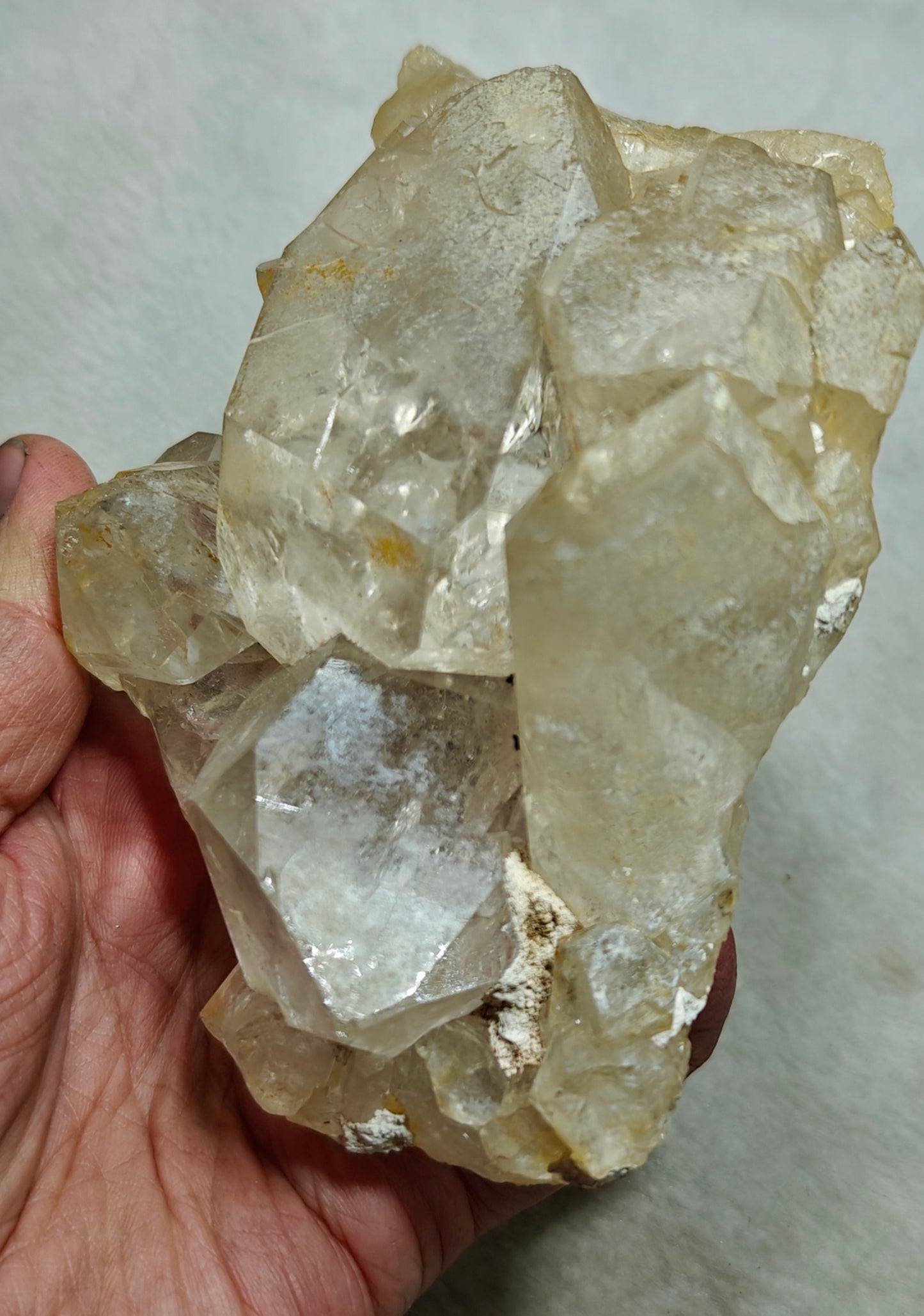 Quartz crystals having gwindle like formations 694 grams