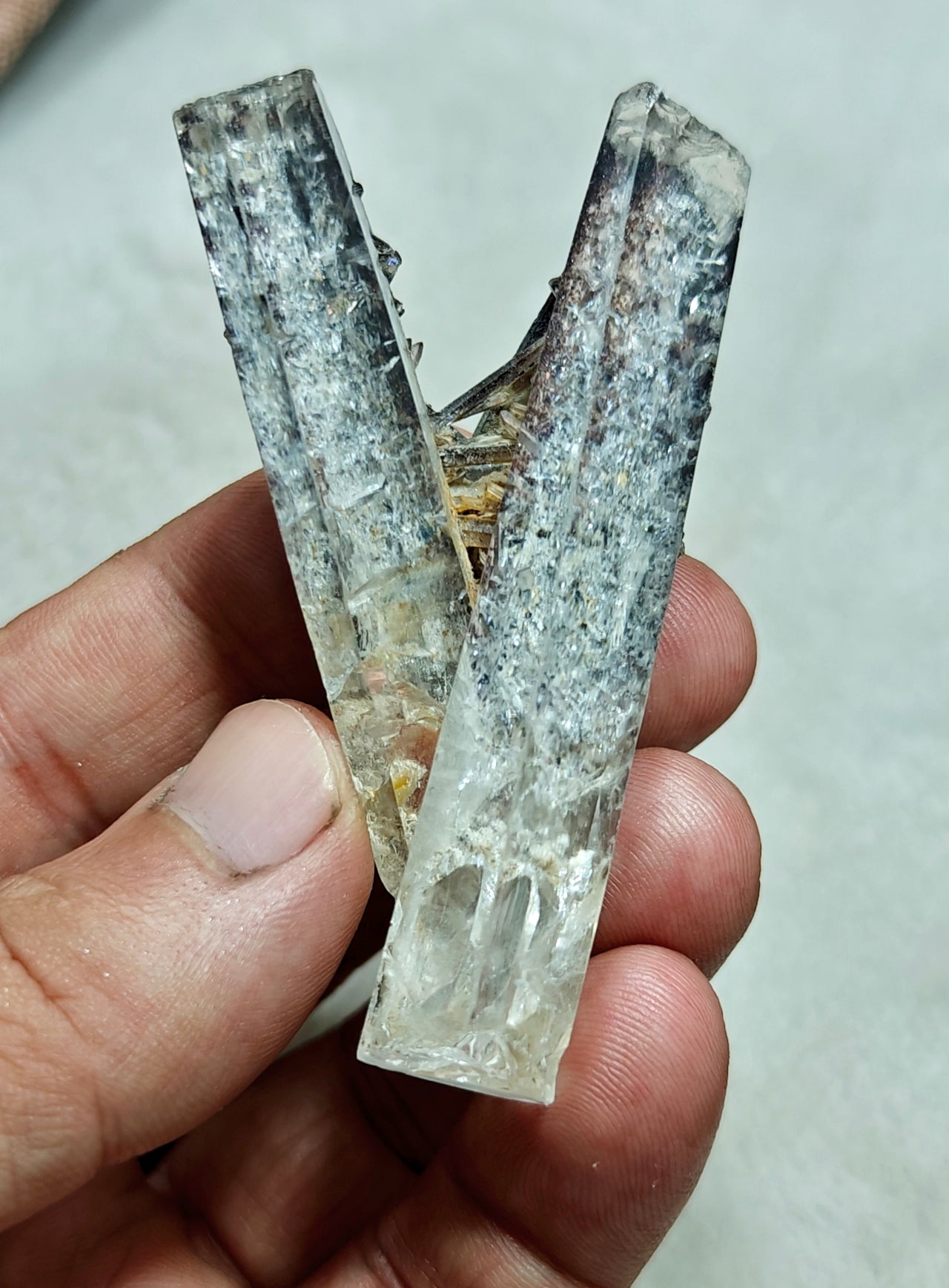 An amazing lodolite quartz twin crystals specimen 56 grams