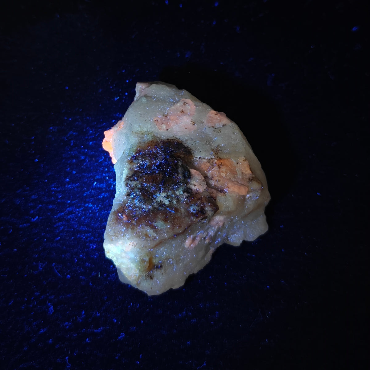UV reactive tenebrescent Fluorescent Hackmanite 281 grams