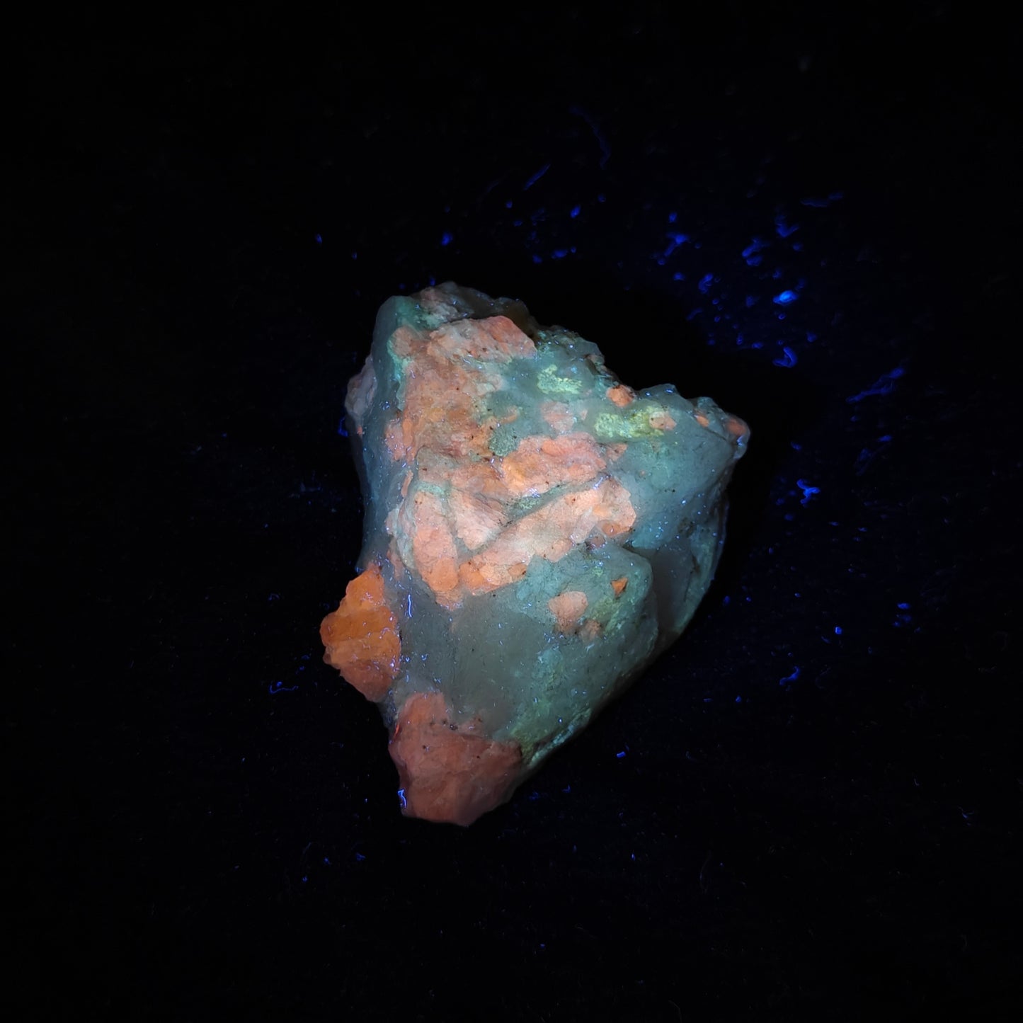 UV reactive tenebrescent Fluorescent Hackmanite 281 grams