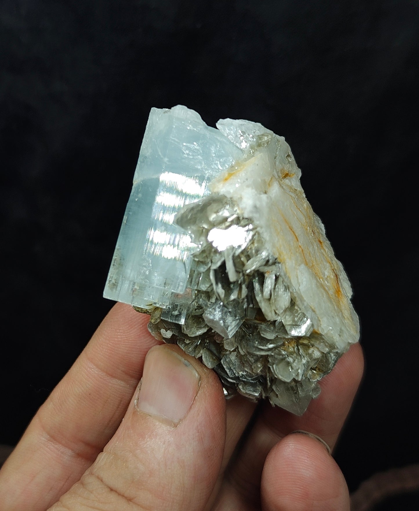 Aquamarine Specimen with associated Muscovite and Fluorite 82 grams