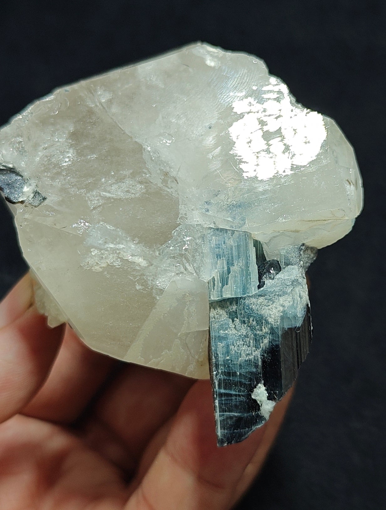 An amazing beautiful specimens of indicolite color Tourmaline embedded in terminated quartz 252 g