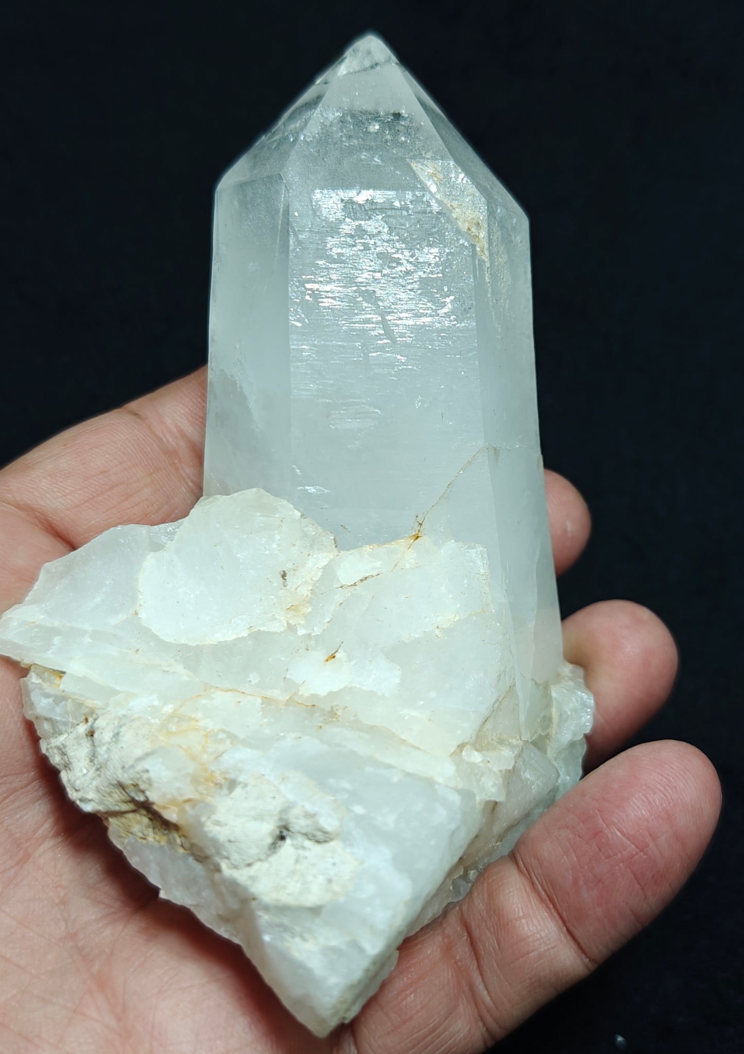 Natural Quartz Crystal self standing 323 grams