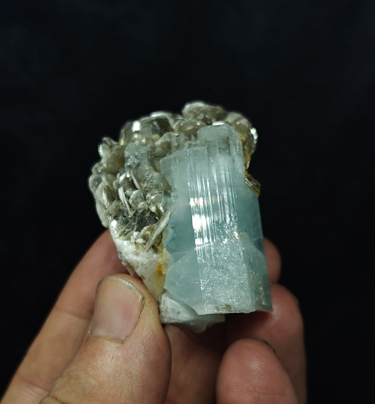 Aquamarine Specimen with associated Muscovite and Fluorite 82 grams