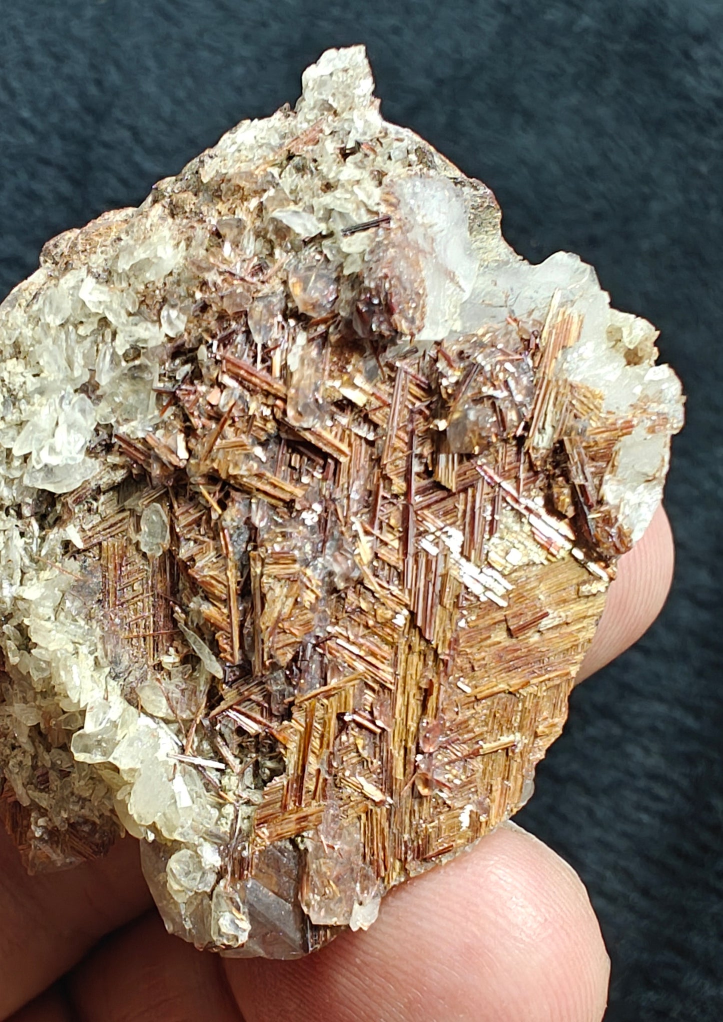 Natural Quartz Crystal with Rutiles Saginite 36 grams