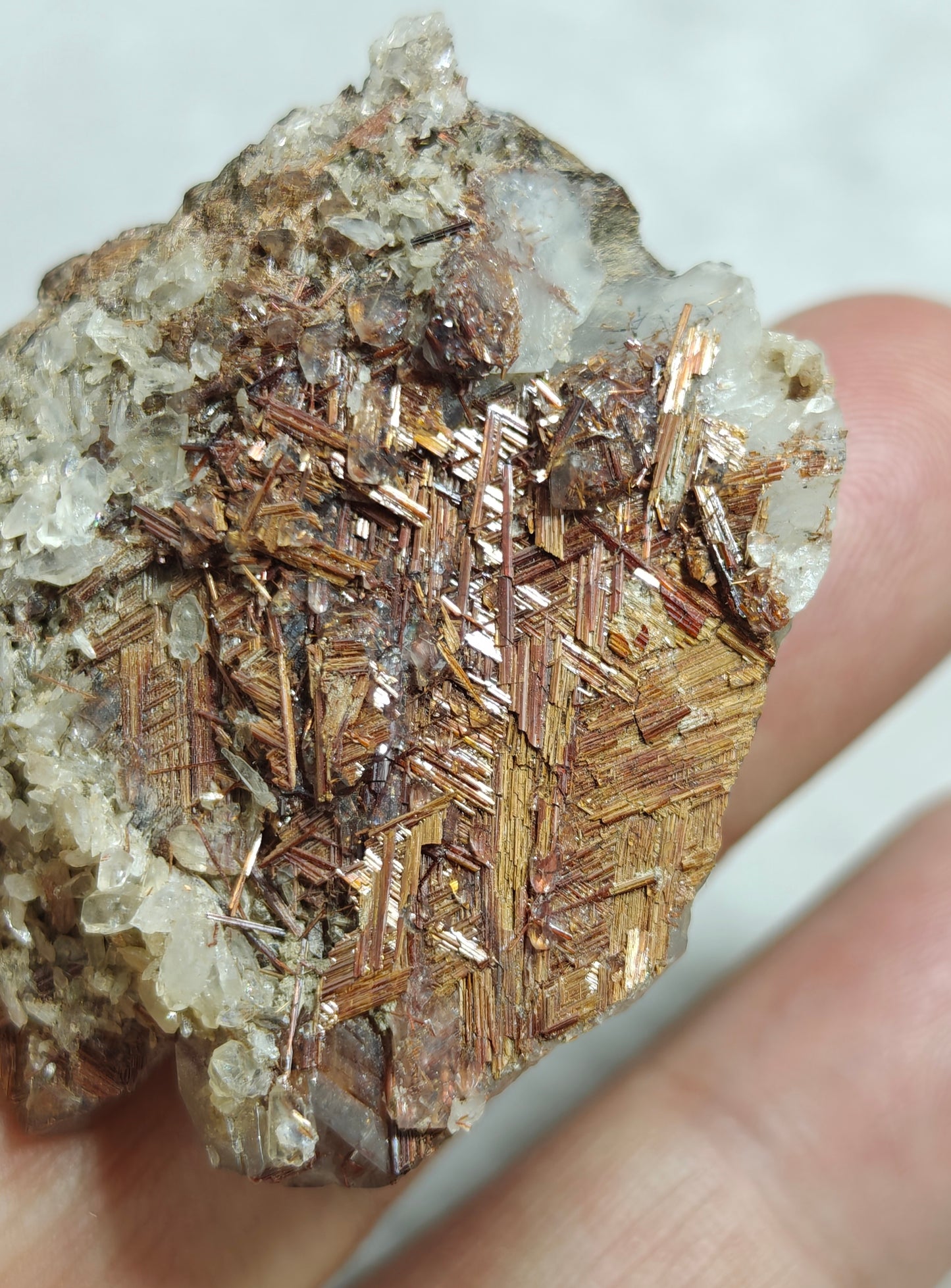 Natural Quartz Crystal with Rutiles Saginite 36 grams
