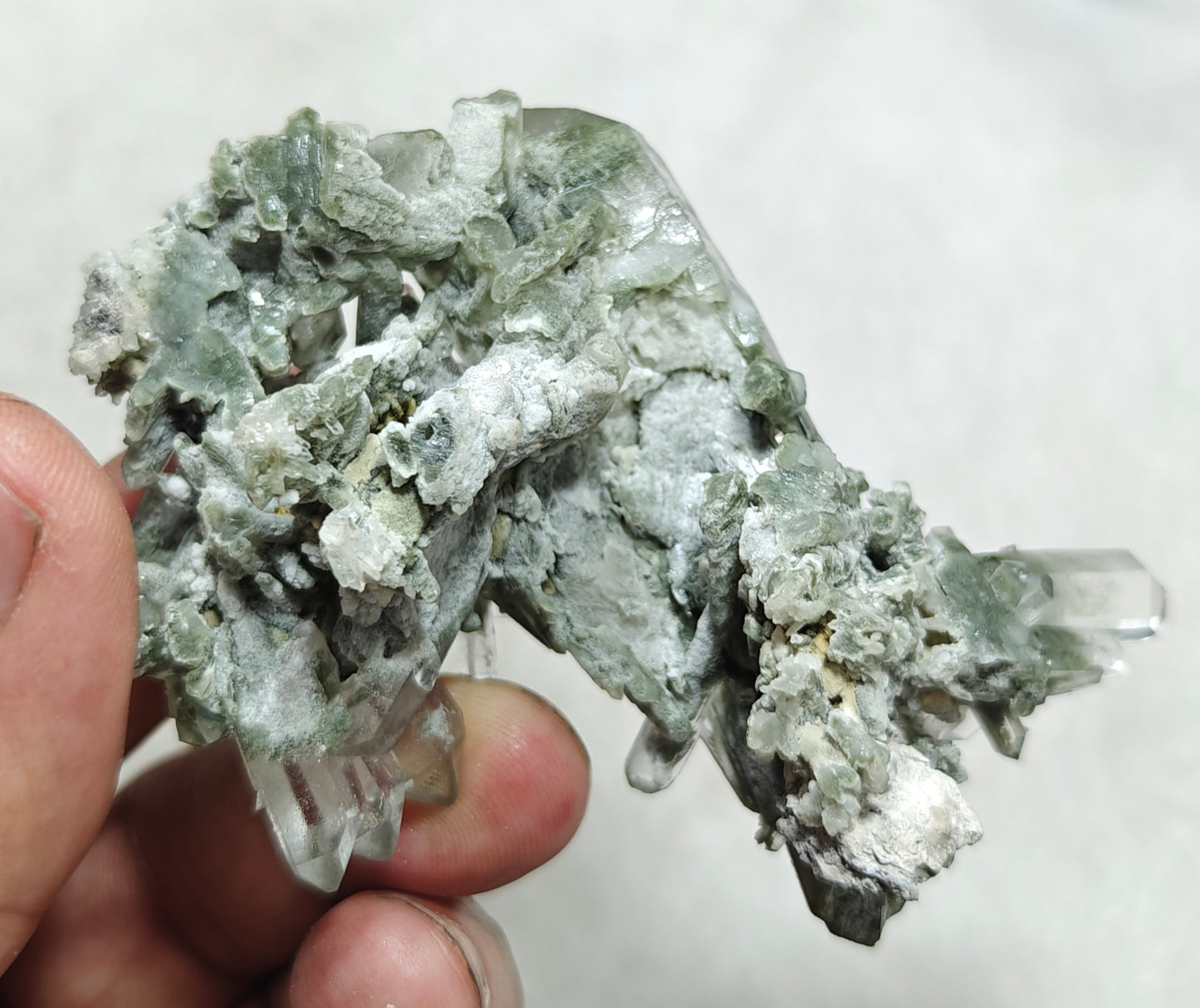 Chlorite Quartz crystals cluster 87 grams