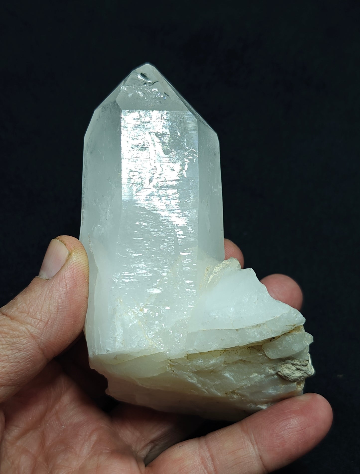Natural Quartz Crystal self standing 323 grams