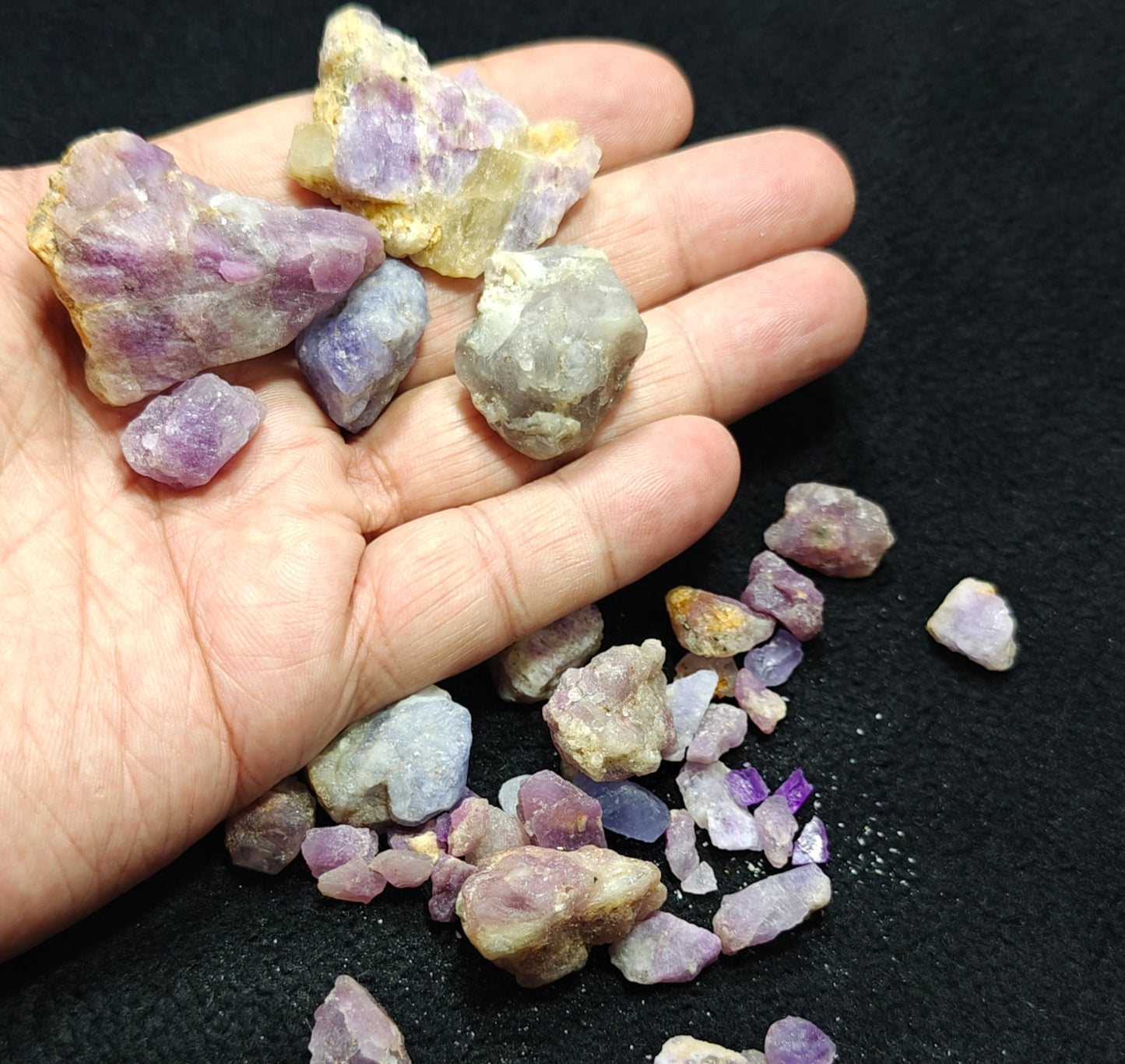 Rough Hackmanite Highly Tenebrescent Lot 100 grams