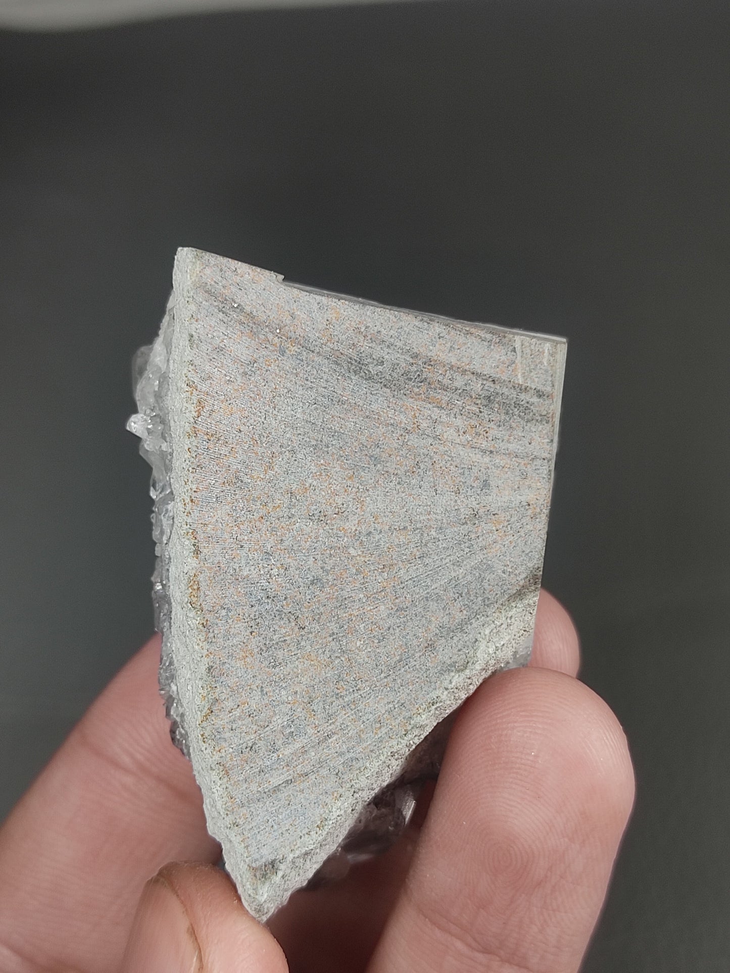 Brookite inclusions in quartz 78 grams