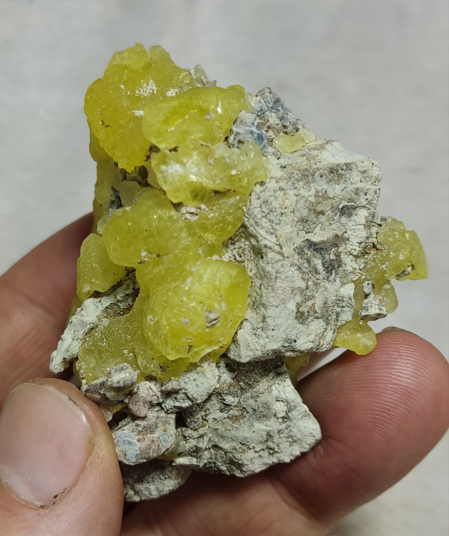 Natural yellow color Brucite 88 grams