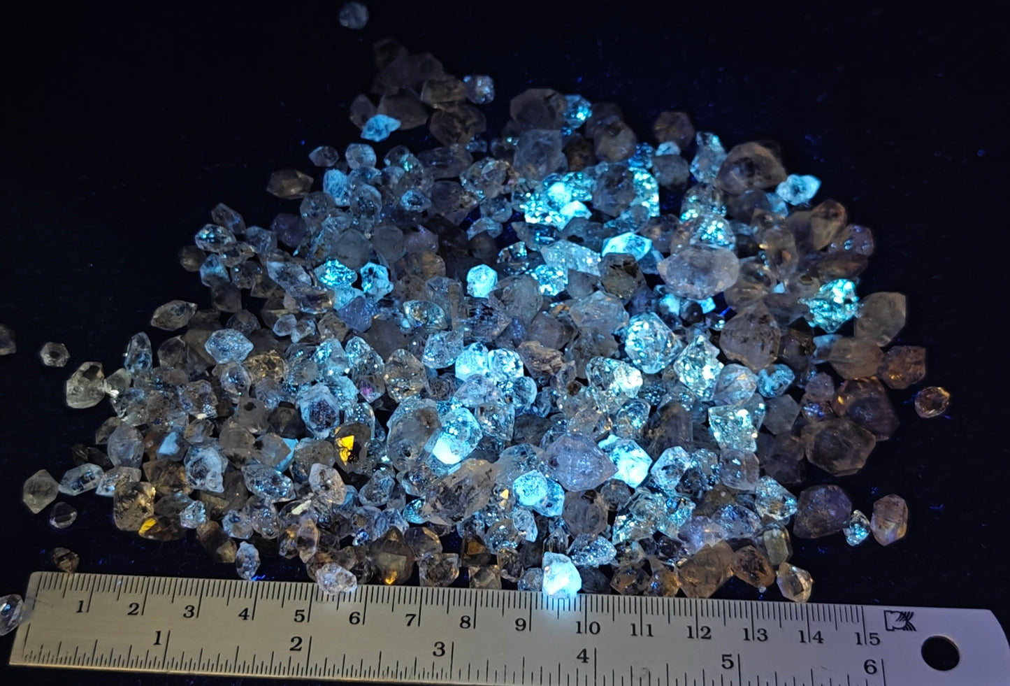 200 grams fluorescent diamond quartz crystals some with carbon and petroleum inclusions