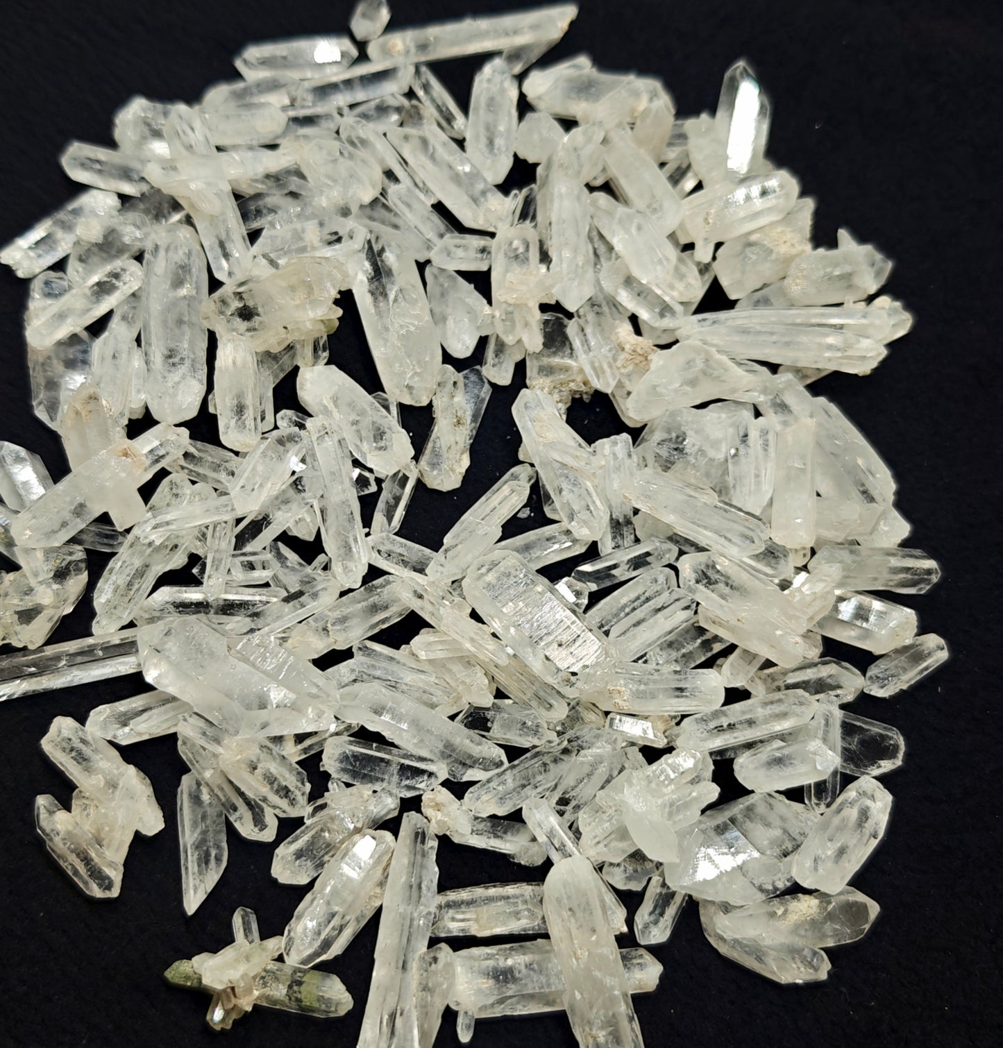 An amazing lot of clear quartz crystals 270 grams