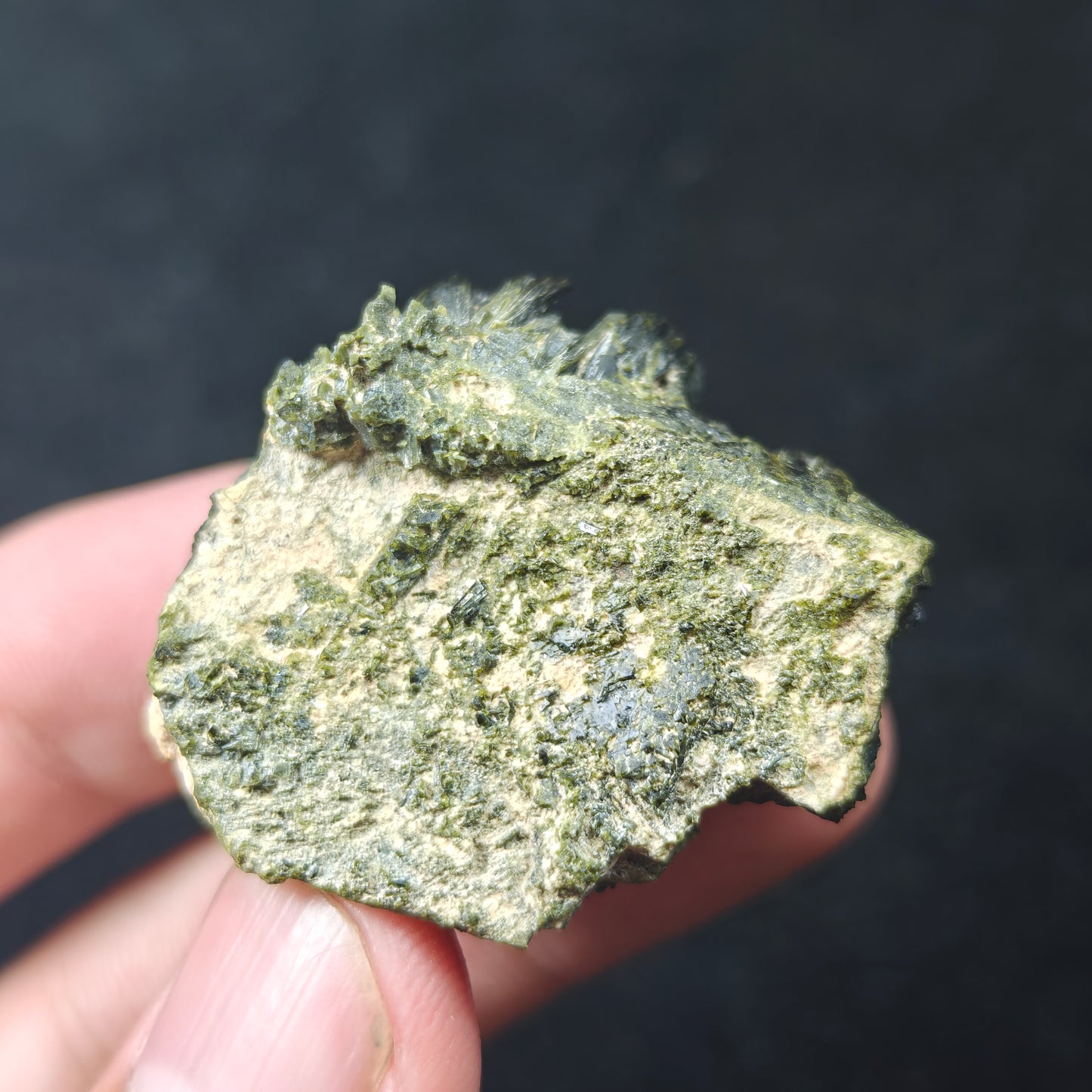 Natural Quartz with epidote 32 grams