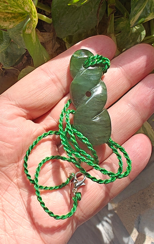 Hand carved Infinity shaped nephrite Jade pendant 5x2cm