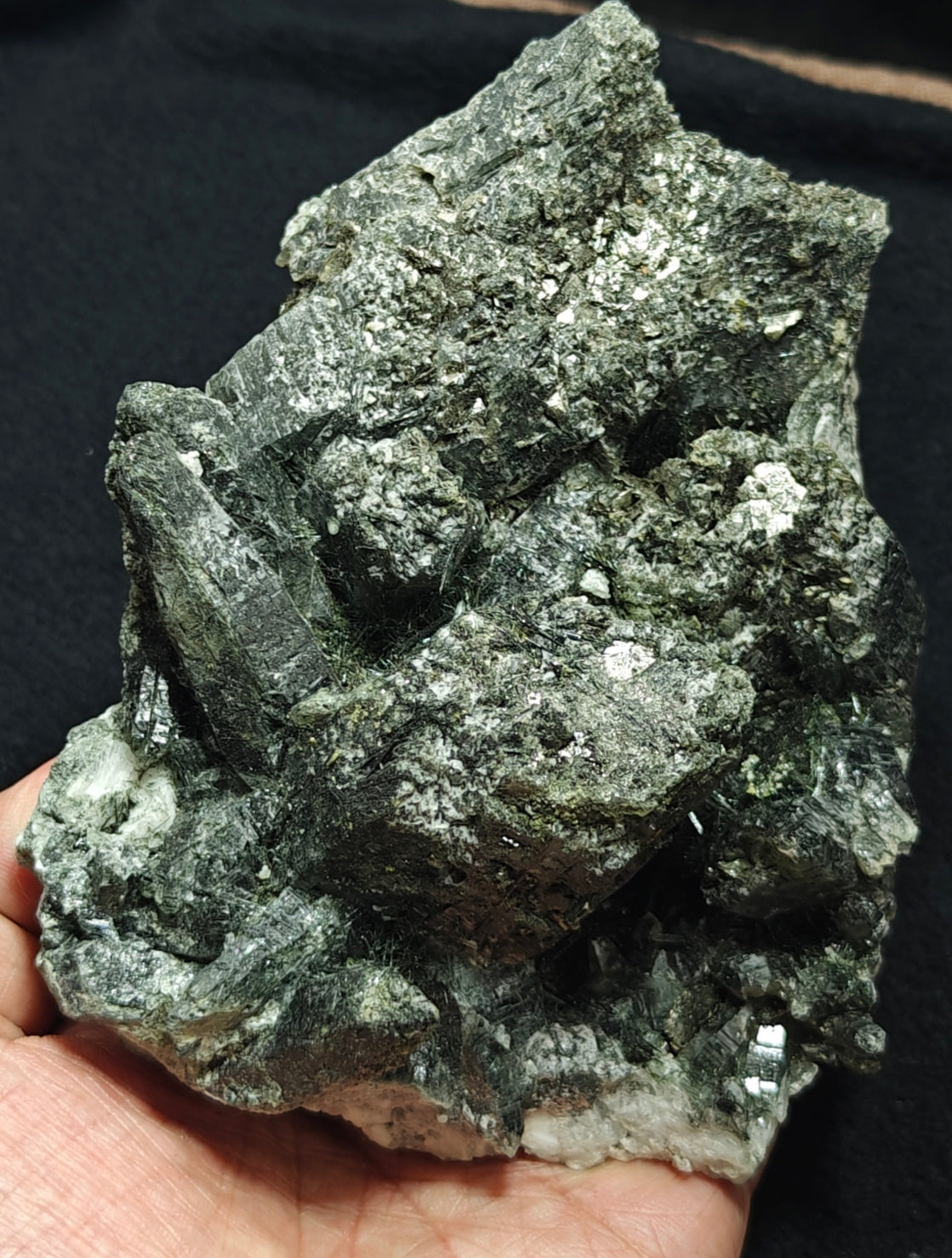 Chlorite Quartz crystal specimen 770 grams