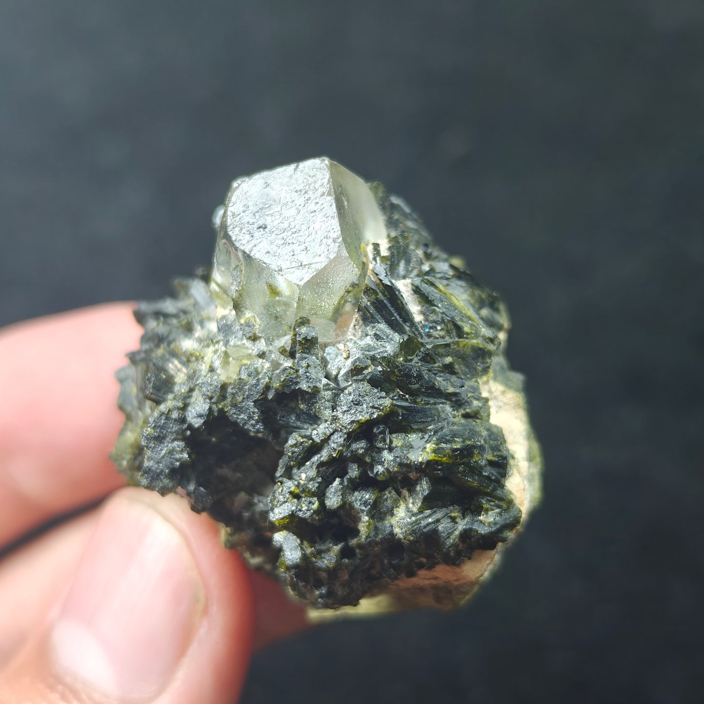 Natural Quartz with epidote 32 grams