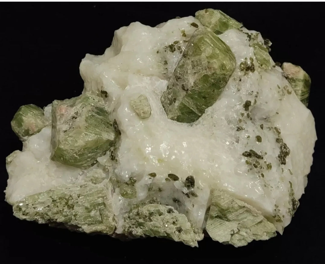 Green diopside crystals on matrix with mica 1067 grams