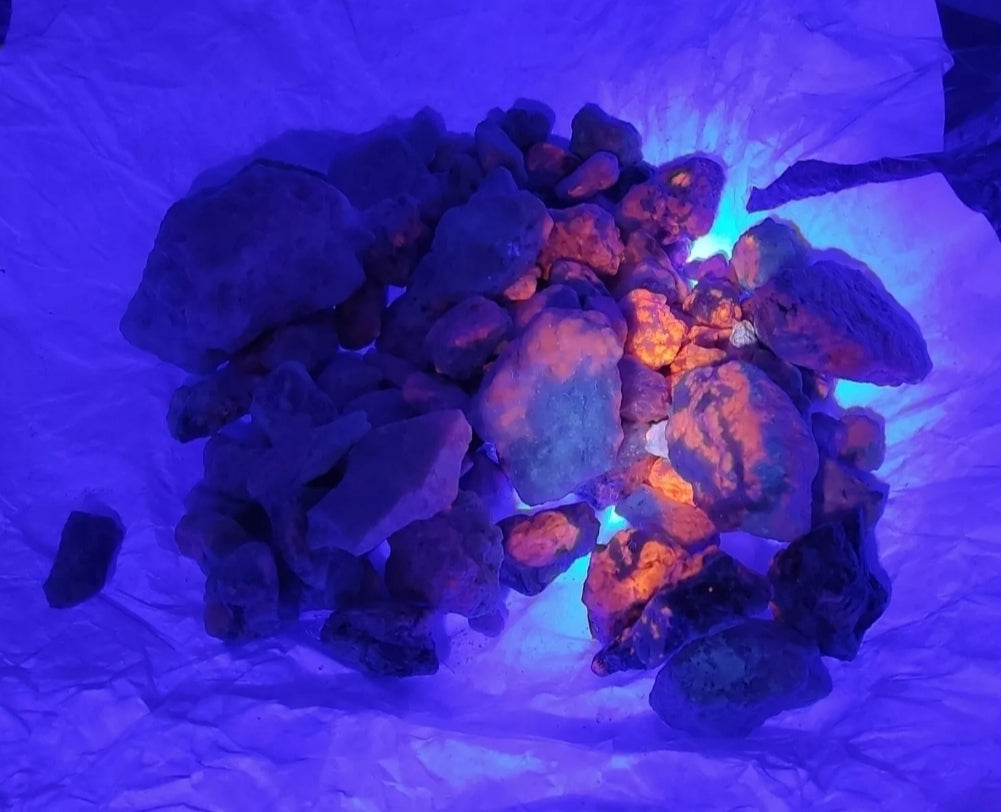 1000 grams fluorescent Hackmanite