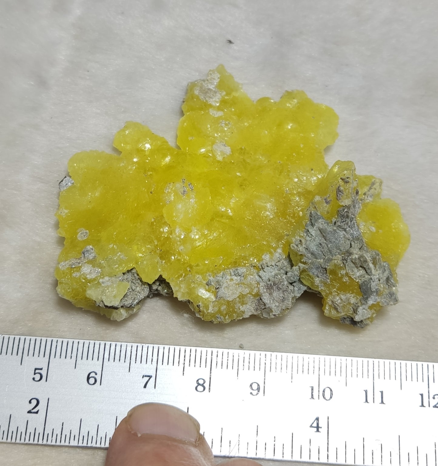 Natural yellow color Brucite 45 grams