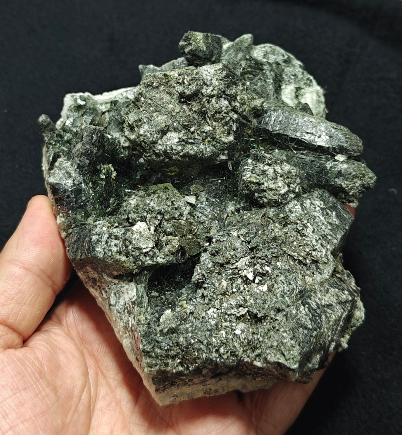 Chlorite Quartz crystal specimen 770 grams