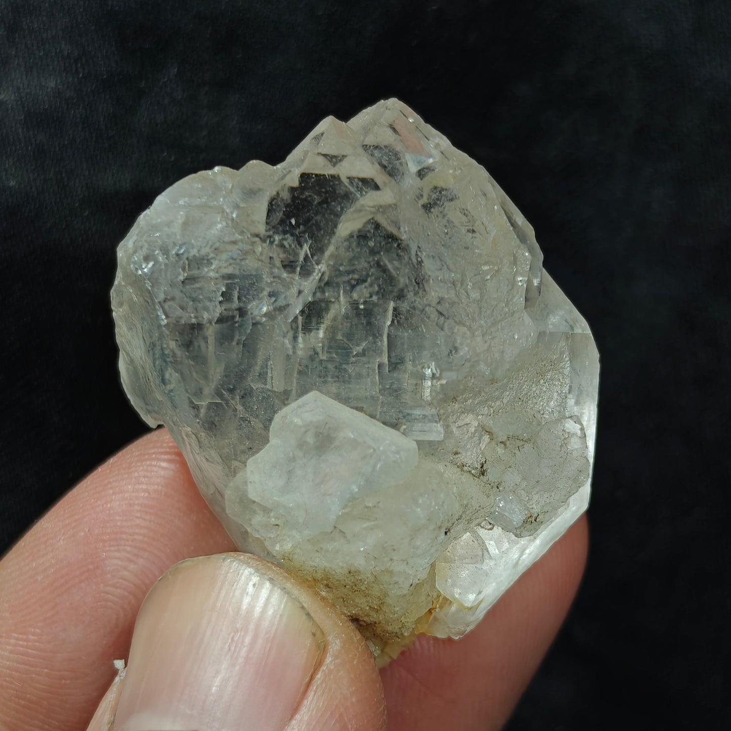 Natural gwindel quartz crystal 29 grams