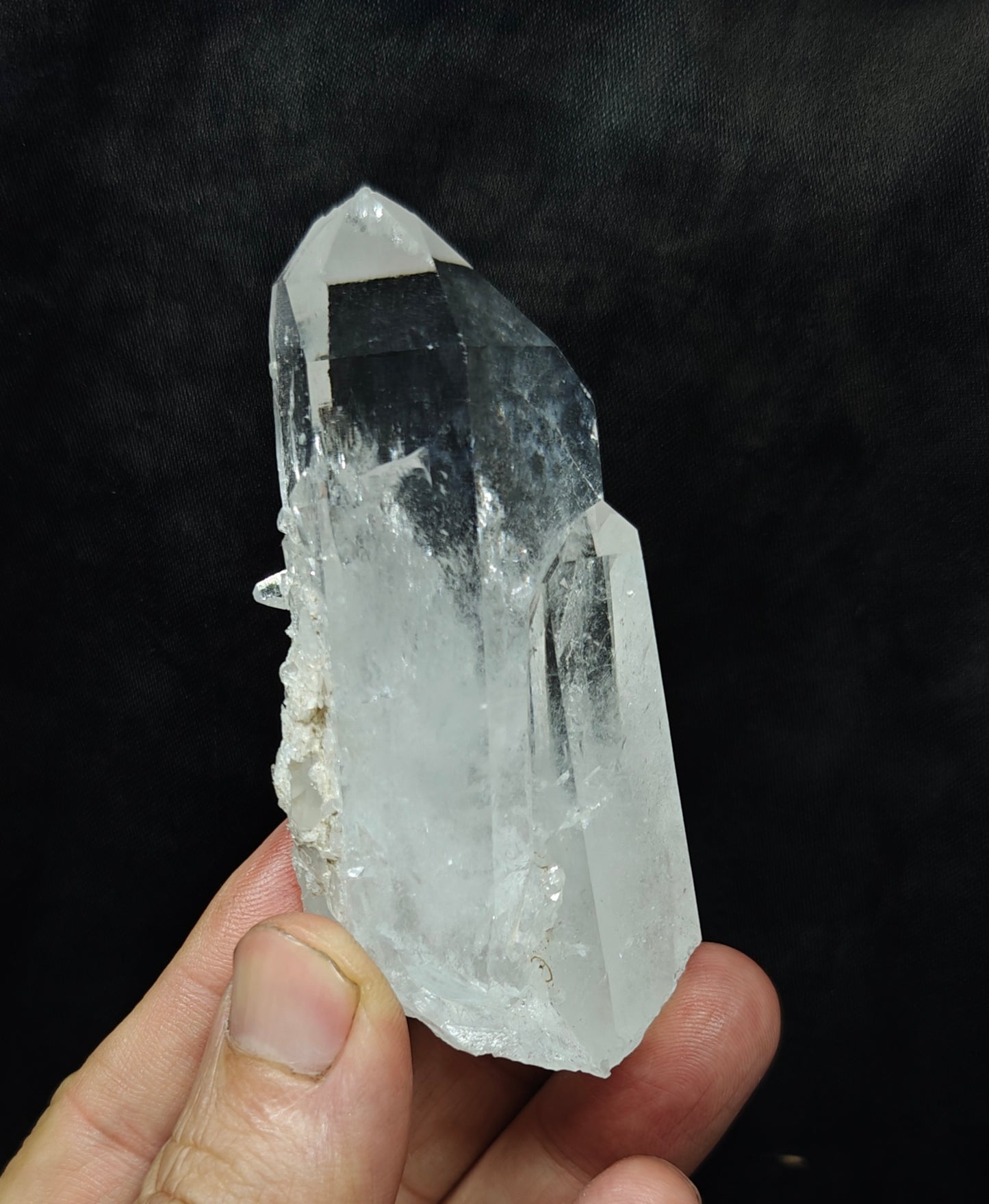 An amazing terminated twin Quartz Crystals specimen 142 grams