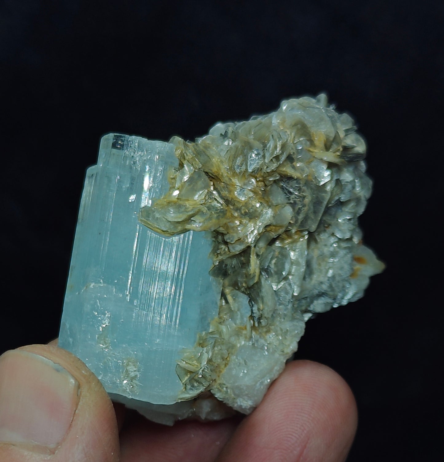 Aquamarine Specimen with associated Muscovite and Fluorite 82 grams