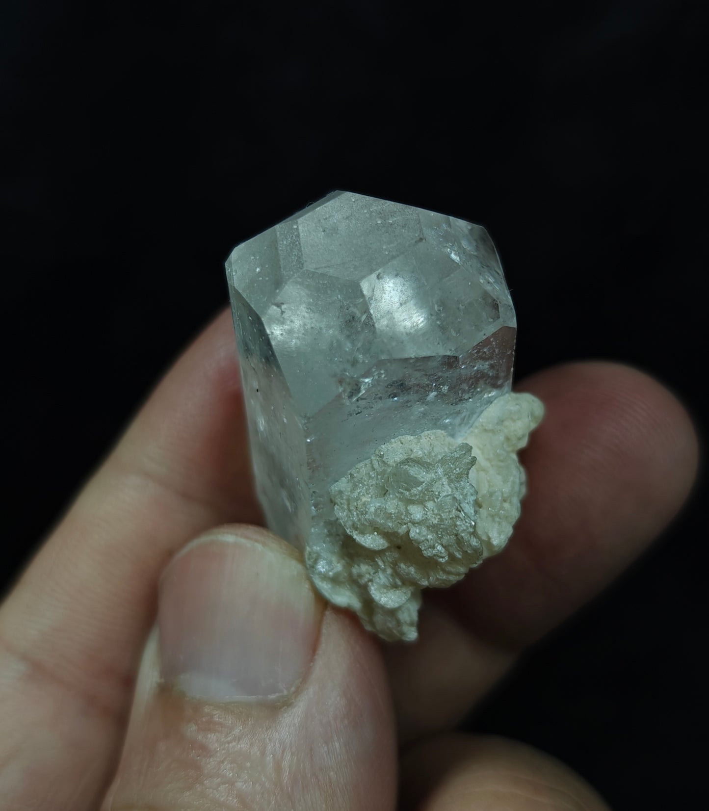 Natural perfectly terminated Topaz crystal 33 grams