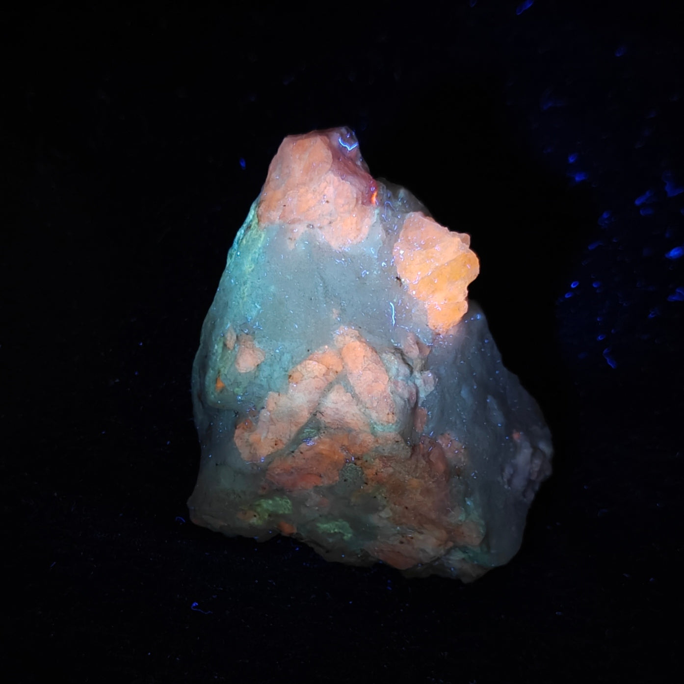 UV reactive tenebrescent Fluorescent Hackmanite 281 grams