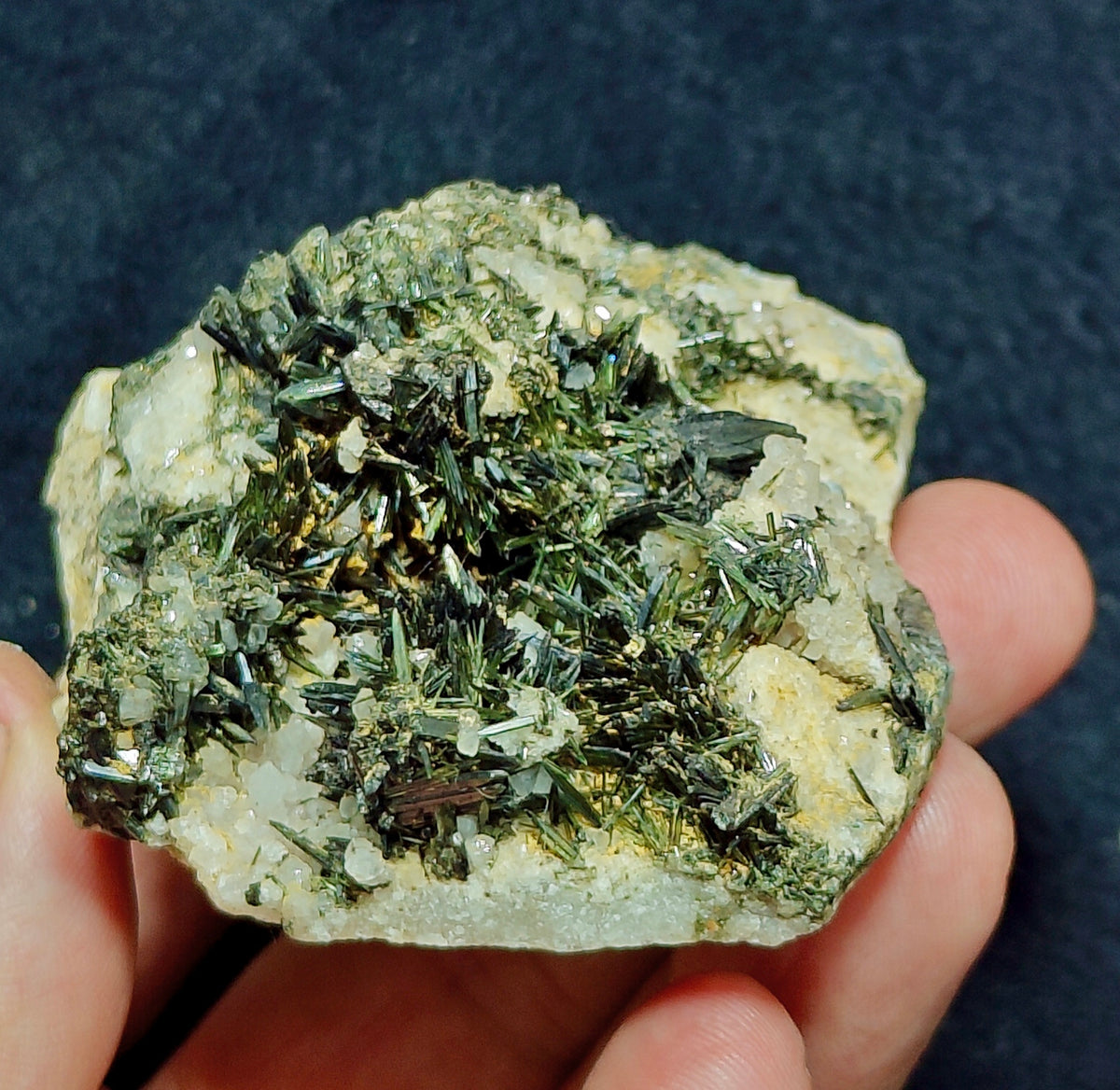 Aegirine crystals specimen 141 grams