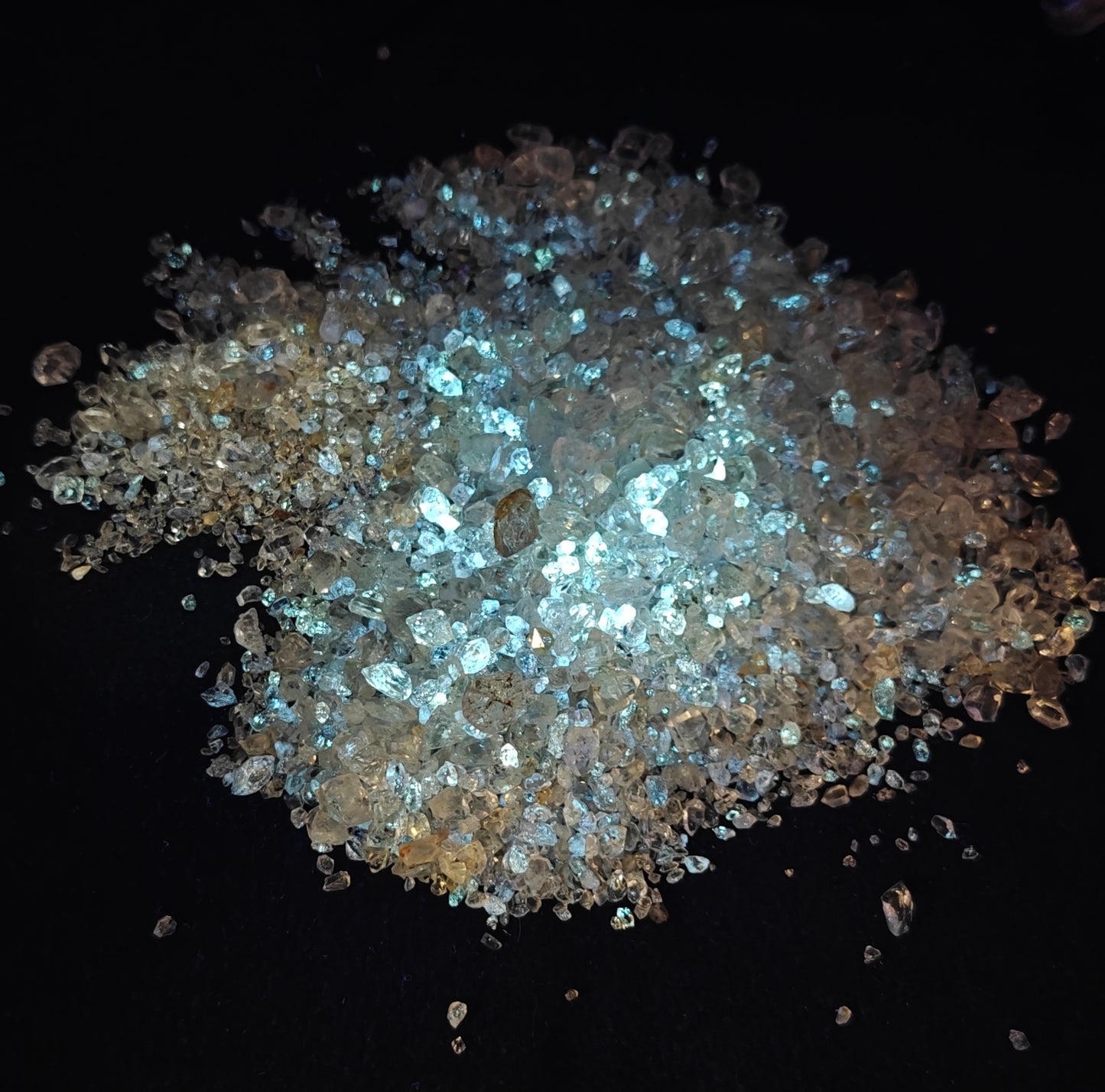 700 grams partly fluorescent diamond quartz crystals collection