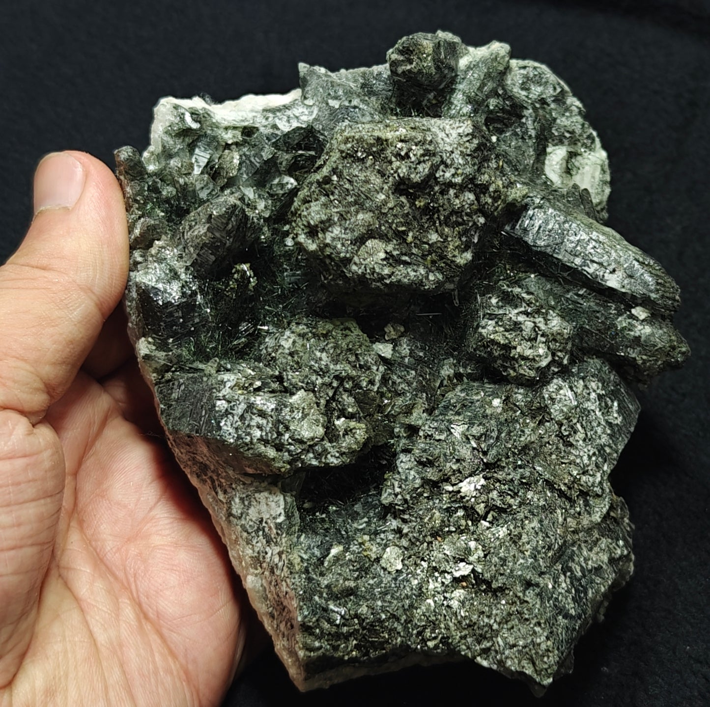 Chlorite Quartz crystal specimen 770 grams