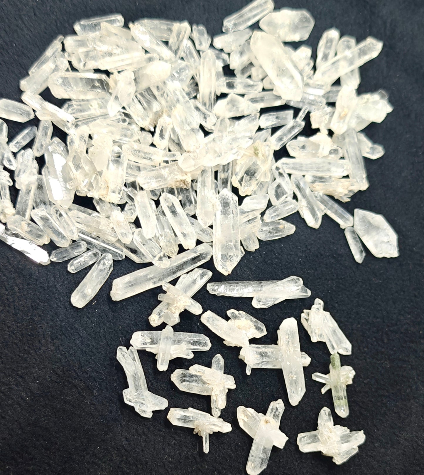 An amazing lot of clear quartz crystals 270 grams