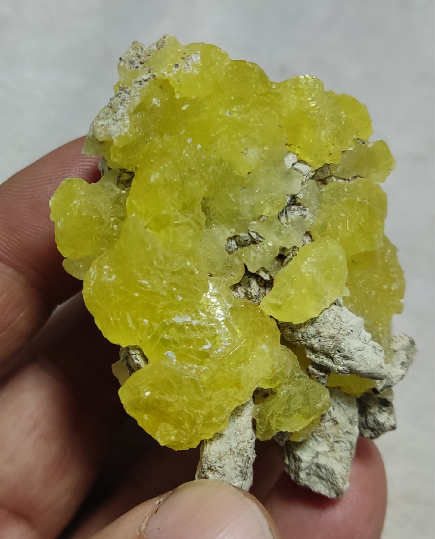 Natural yellow color Brucite 88 grams