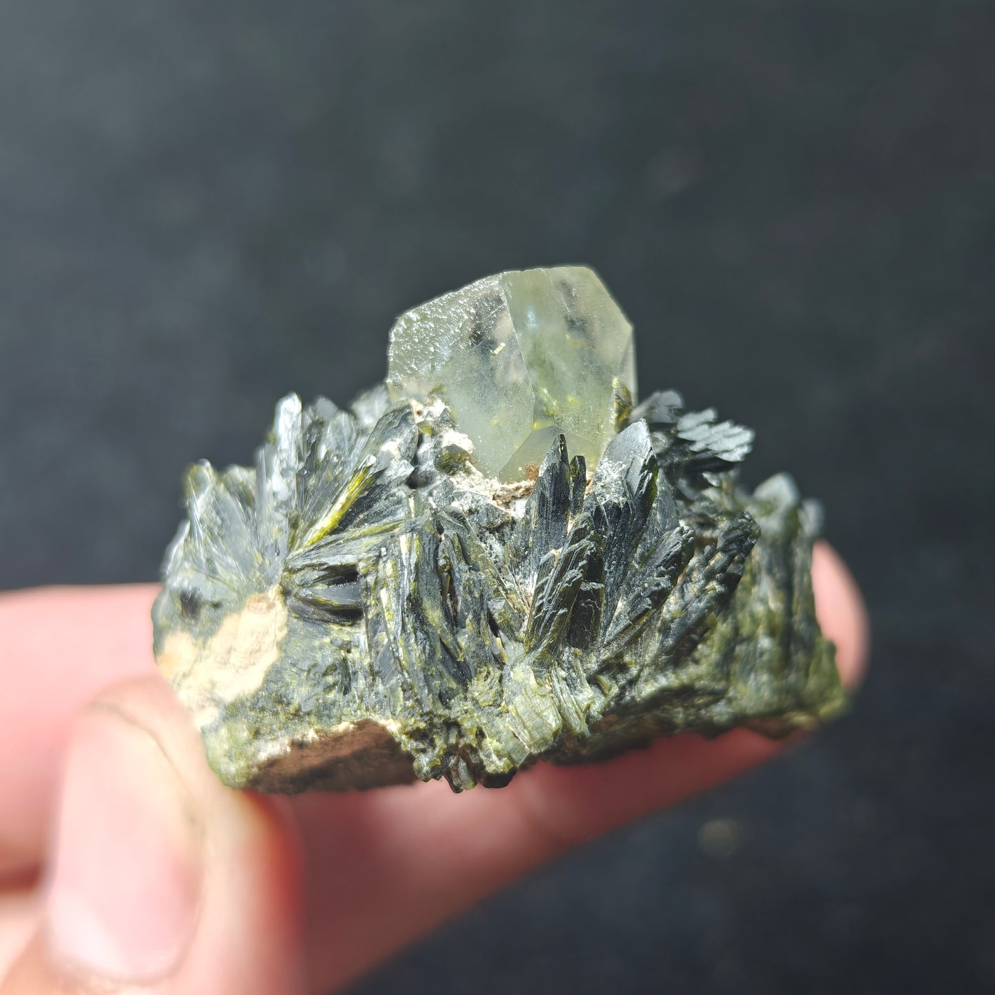 Natural Quartz with epidote 32 grams